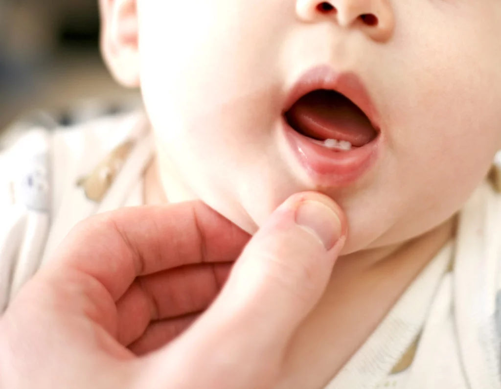 Bébé pleure à cause des dents : Que faire pour le soulager ?