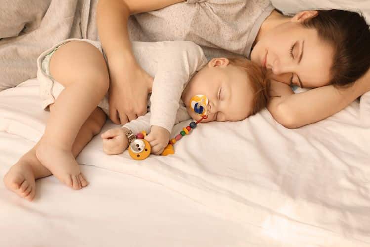 Peut-on dormir avec son bébé ? Ce que disent vraiment les experts