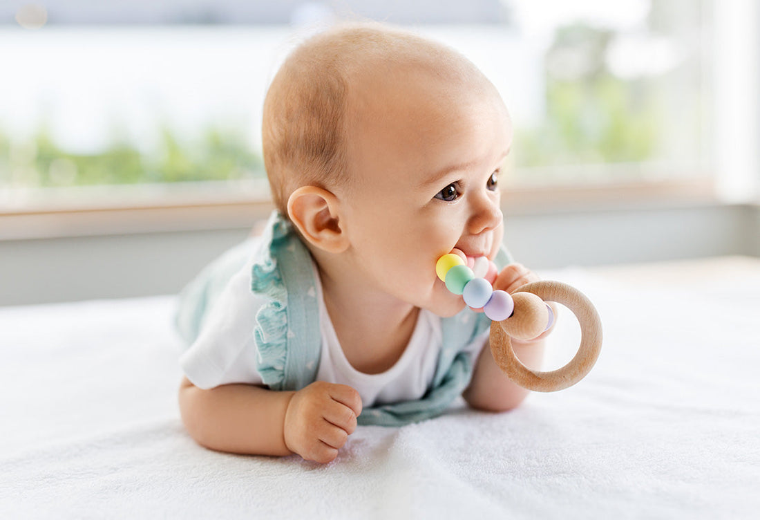 Hochet pour bébé : à quoi ça sert ? Comment le choisir ?